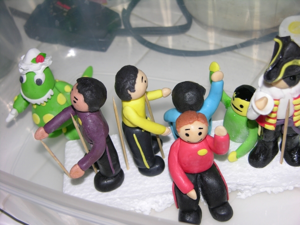 Peo's 2007 Birthday Cake - In the Making - Wiggles Done