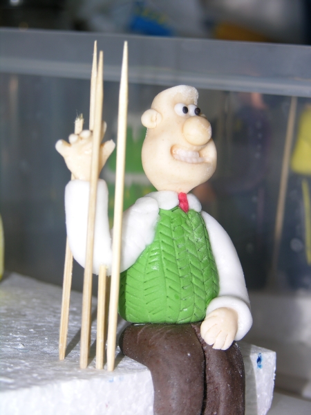 Peo's 2007 Birthday Cake - In the Making - Wallace with arm supports